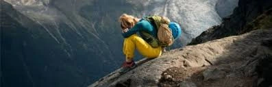 Turistas sentados na trilha, parecendo exaustos e com sintomas de mal de altitude, um lembrete da importância de se preparar e escolher a Machu Picchu melhor época para aclimatação.