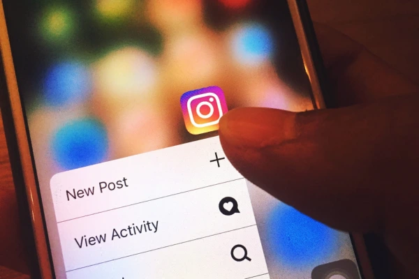 Pessoa acessando o aplicativo Instagram no celular — como trocar a senha do Instagram